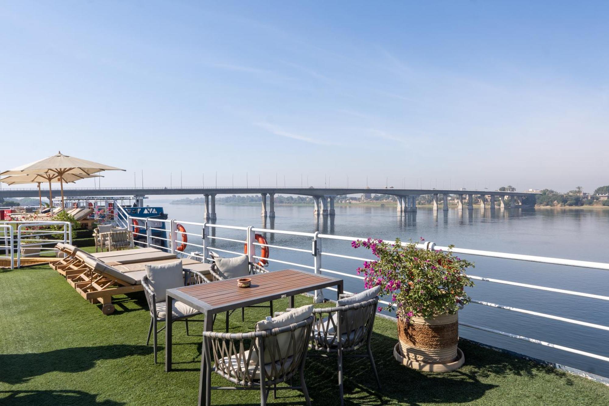 Magic I Nile Cruise Deluxe Boat The Scheduled Departure Is On Saturday For A 7-Day Nile Cruise Luxor Exterior foto